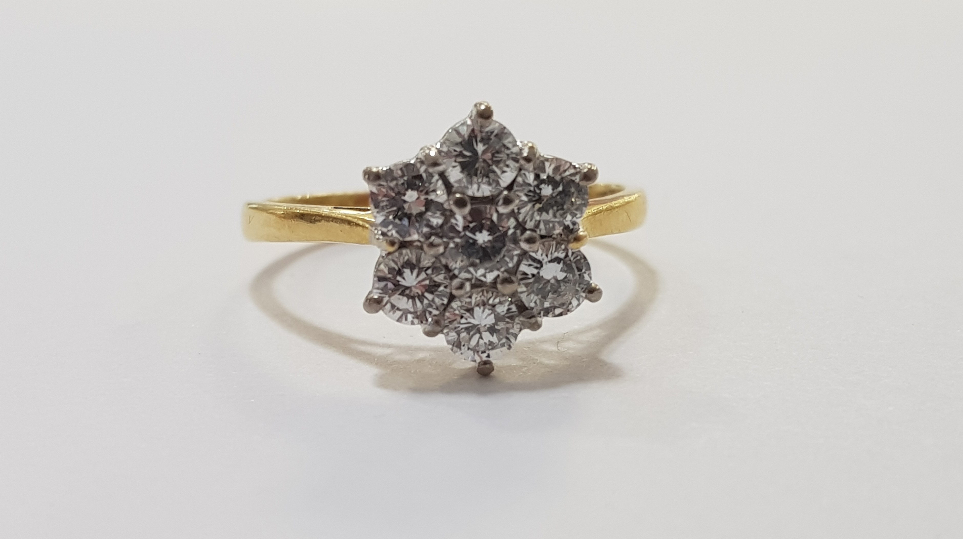 TREMENDOUS 18 CARAT GOLD 1 CARAT DIAMOND CLUSTER RING - COLOUR F/G, CLARITY SI/1