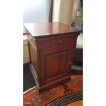 2 MAHOGANY BEDSIDE LOCKERS