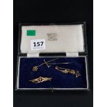 2 GOLD BROOCHES & 2 GOLD TIE PINS - 7 GRAMS