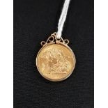 1957 GOLD SOVEREIGN IN 9 CARAT GOLD MOUNT 9.8 GRAMS