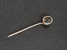 9 CARAT GOLD AND ONYX TIE PIN