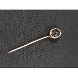 9 CARAT GOLD AND ONYX TIE PIN