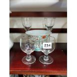 4 ANTIQUE GLASSES AND CHINESE FRUIT BOWL