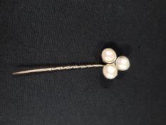 ANTIQUE 9 CARAT GOLD, SILVER AND PEARL SHAMROCK TIE PIN