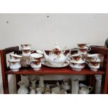 LARGE 40 PIECE ROYAL ALBERT COUNTRY ROSE TEA SET INCLUDING TEA POT