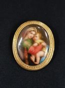 EXQUISITE 18 CARAT (TESTS TO) PORCELAIN HAND, PAINTED BROOCH, LACKING PIN