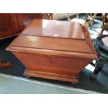 EARLY 19TH CENTURY MAHOGANY CELLARET