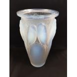 EXQUISITE RENE LALIQUE CEYLON ART DECO OPALESCENT GLASS VASE CIRCA 1930 SIGNED AND NUMBERED IN