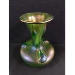 EARLY 20TH CENTURY IRRIDESCENT GREEN GLASS VASE 15CM