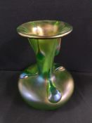 EARLY 20TH CENTURY IRRIDESCENT GREEN GLASS VASE 15CM