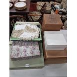 QUANTITY OF OLD LINEN AND PRESENTATION BOXES