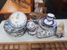 QUANTITY OF WILLOW PATTERN PLATES AND OTHERS