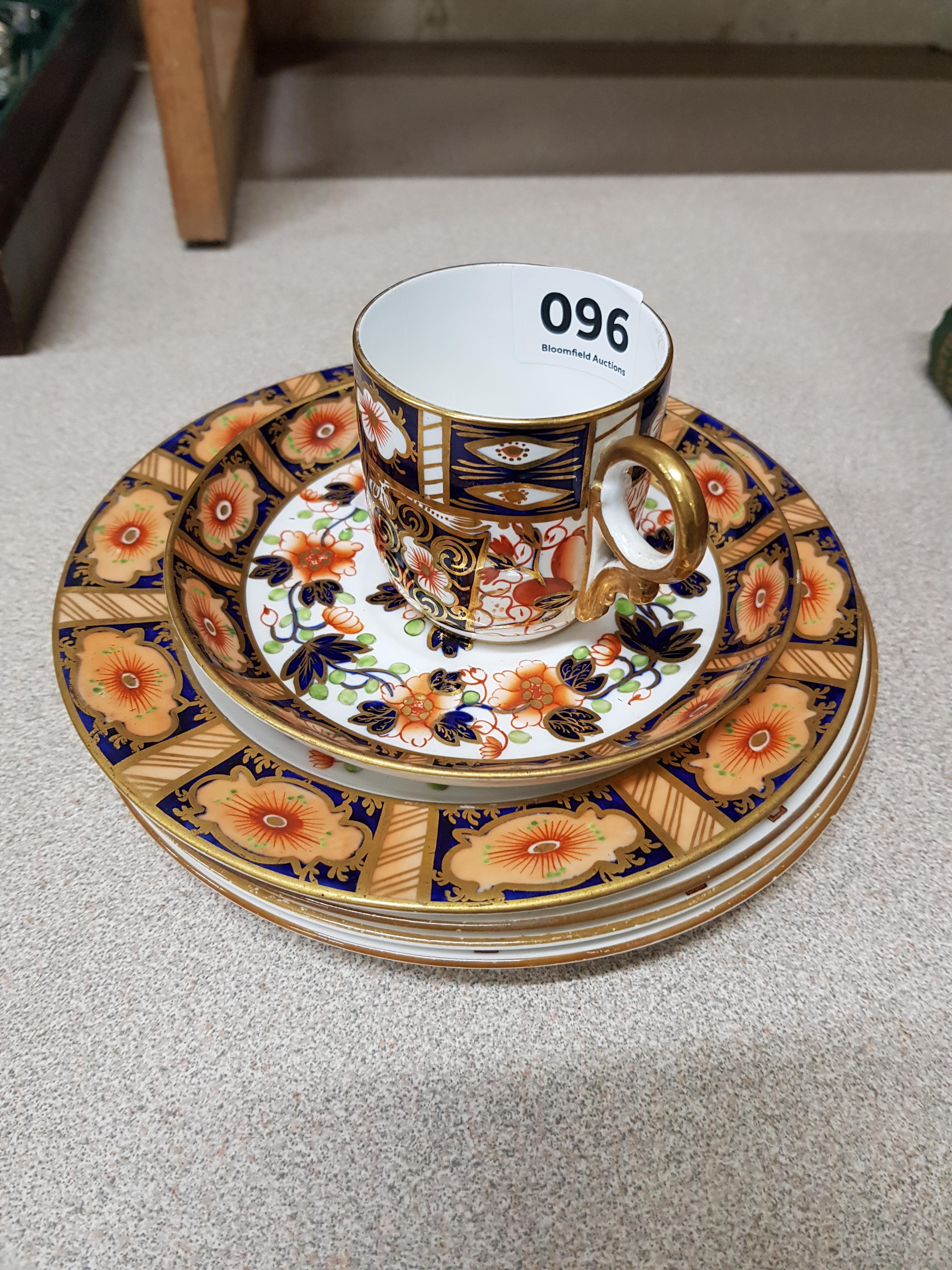 3 WORCESTER PLATES AND 3 PIECES OF ROYAL CROWN DERBY