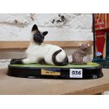 BESWICK SIAMESE CAT AND MOUSE ON CERMAIC PLINTH