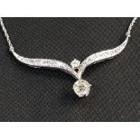 14 CARAT WHITE GOLD AND DIAMOND NECKLACE SET IN AN ANTIQUE STYLE WITH PAVE DET AND CLAW SETTING ON