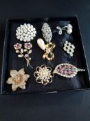 SELECTION OF VINTAGE BROOCHES (IN BOX)