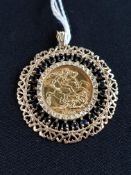 FULL 1915 SOVEREIGN IN AN ORNATE GOLD AND SAPPHIRE PENDANT 15.6 GRAMS