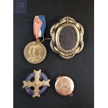 VINTAGE BROOCH, LOCKET AND 2 MEDALS