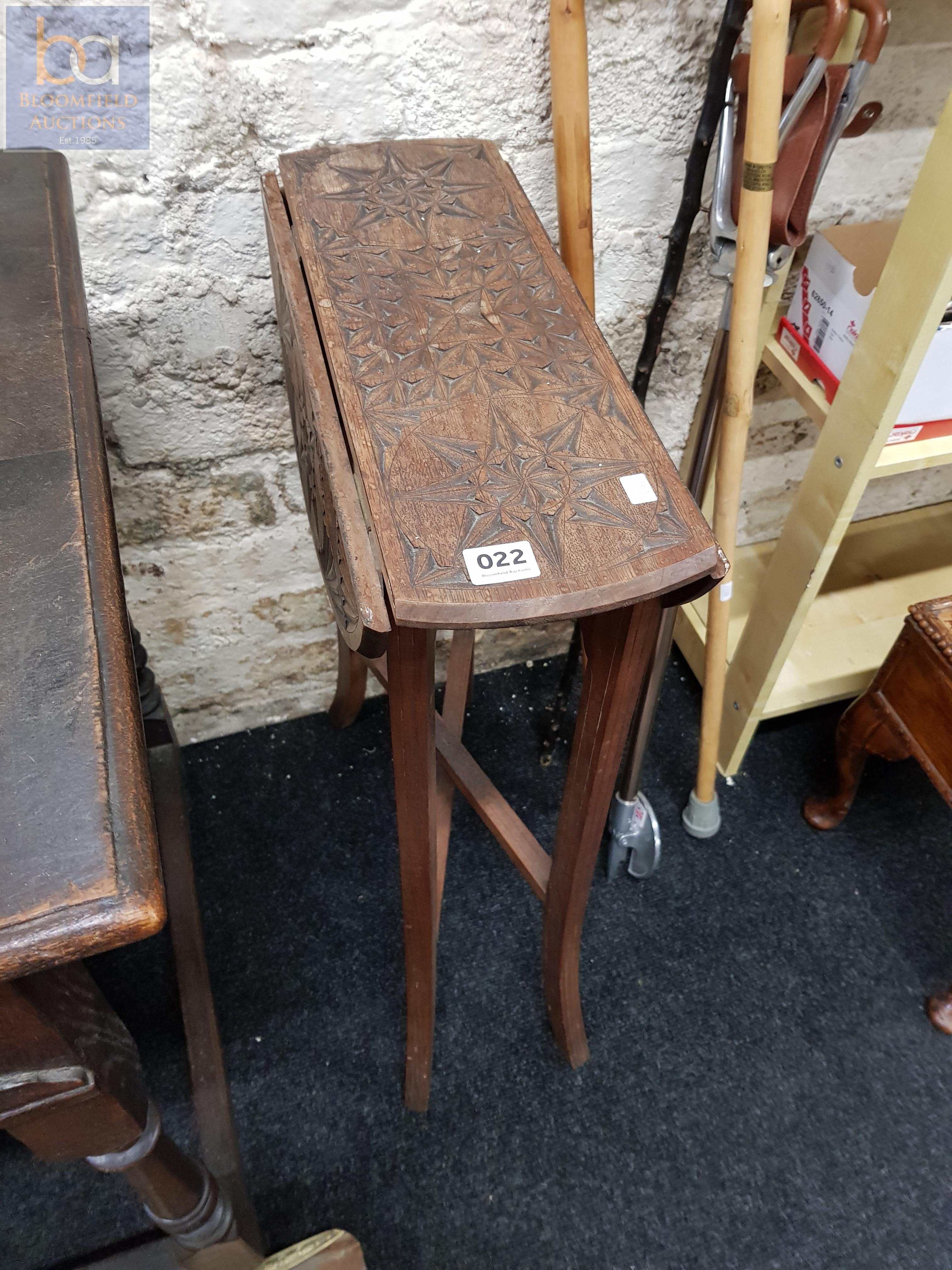 SMALL CARVED OAK GATELEG TABLE