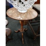 SMALL CARVED OAK PEDESTAL TABLE