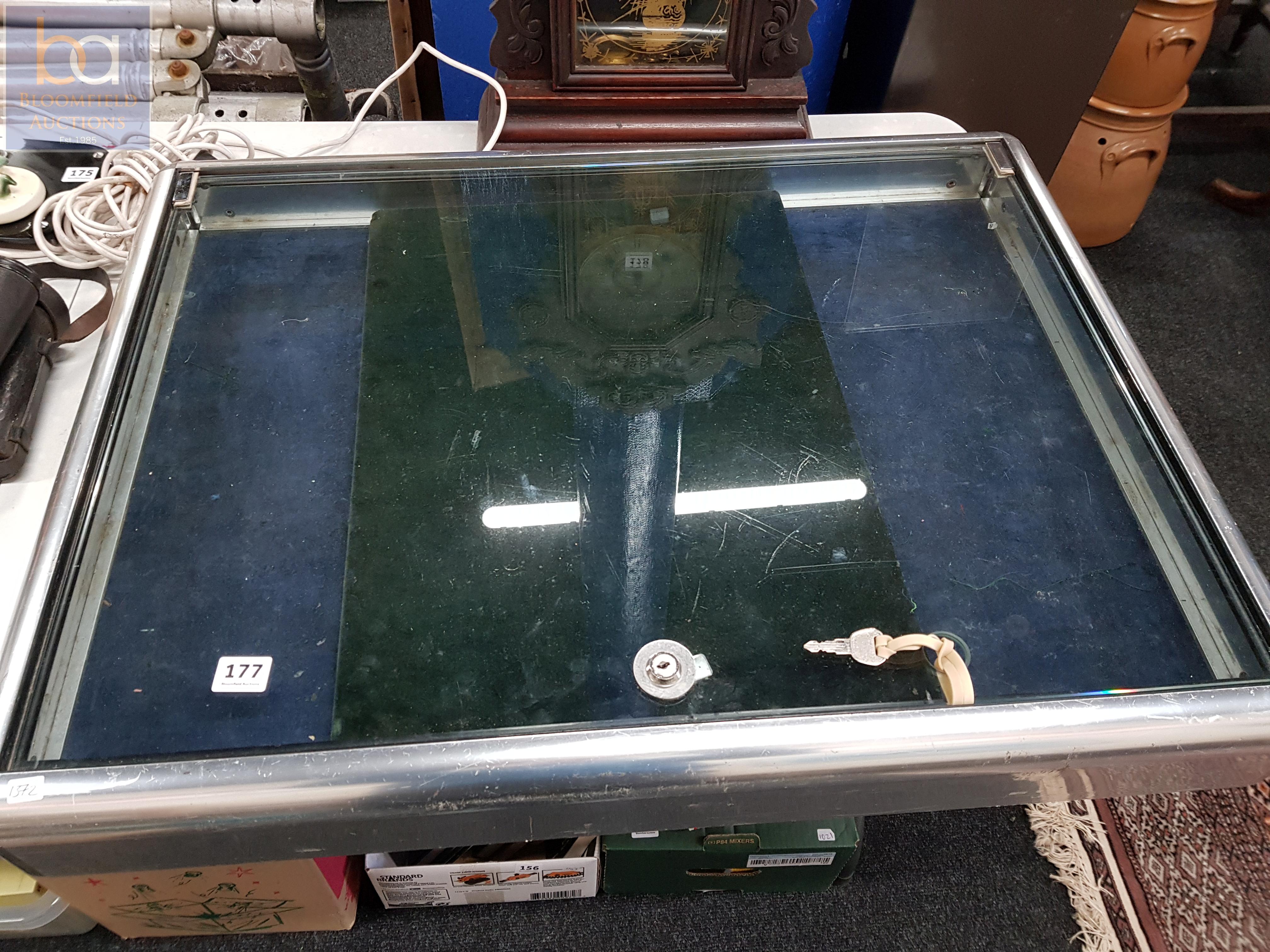 GOOD ALUMINIUM DISPLAY CASE