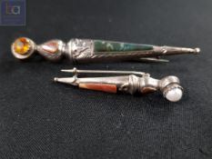 2 SILVER BROOCHES SET IN AGATE