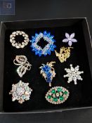 QUANTITY OF VINTAGE BROOCHES