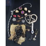 BAG OF MIXED JEWELLERY TO INCLUDE GOLD AND SILVER