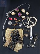 BAG OF MIXED JEWELLERY TO INCLUDE GOLD AND SILVER