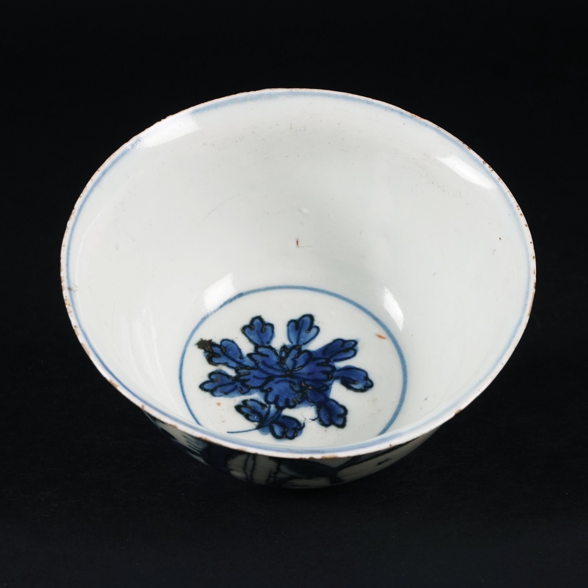 A Chinese white and blue porcelain bowl, Ming dinasty, end of 16th century - Bild 2 aus 3