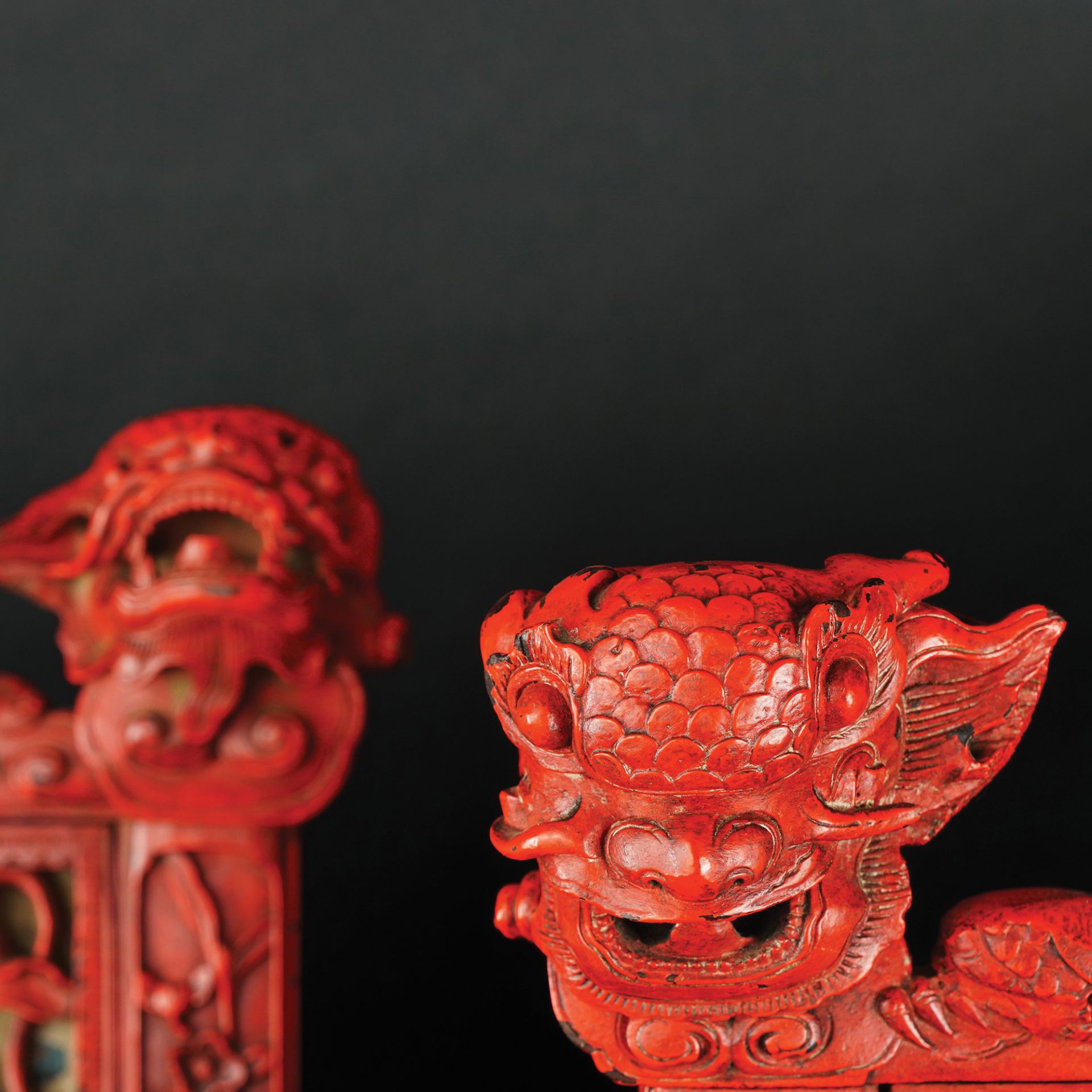 A pair of Chinese red lacquered carved wood armchairs, early 20th century - Bild 4 aus 4