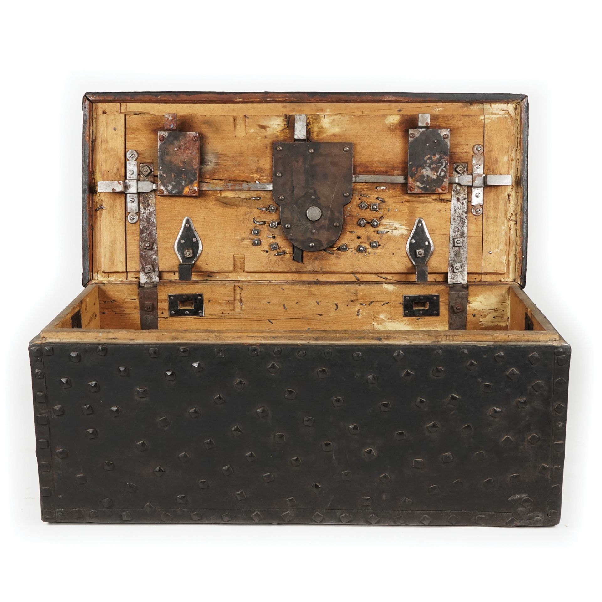 A wooden chest covered with studded metal, 17th century - Bild 2 aus 5