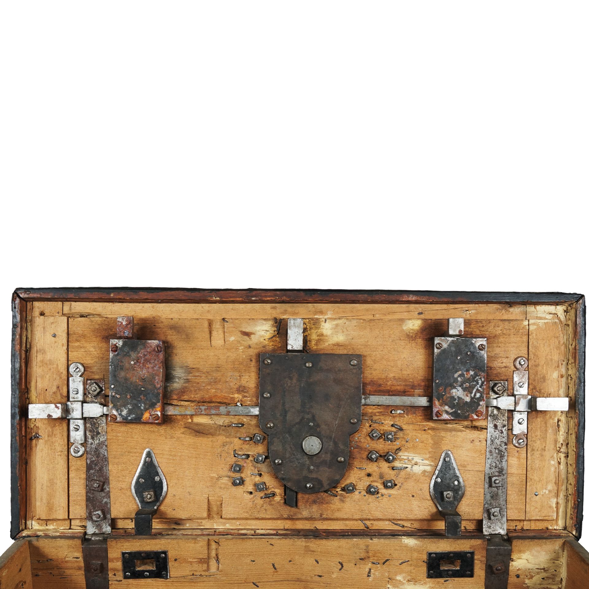 A wooden chest covered with studded metal, 17th century - Bild 3 aus 5