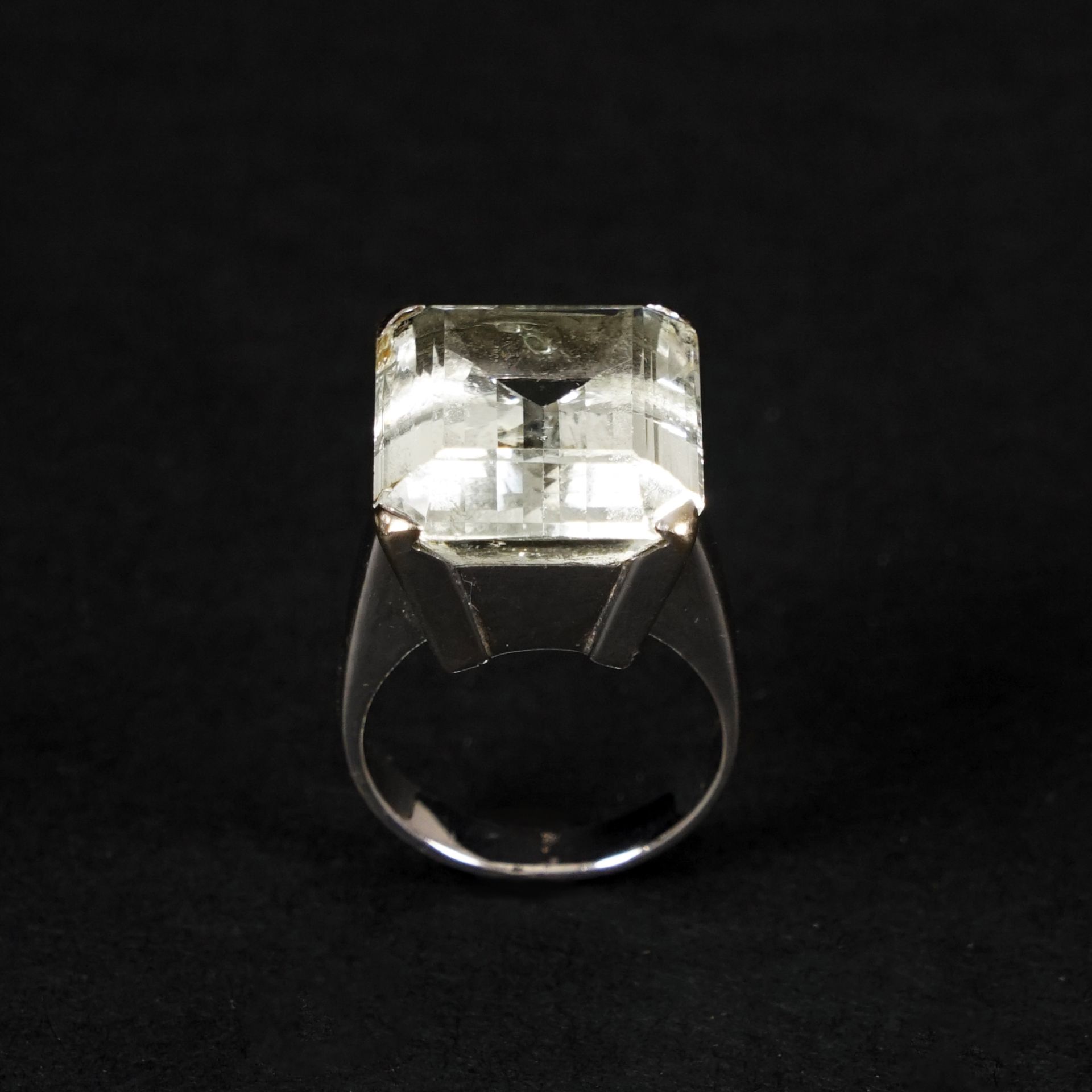 A 18kt. gold ring with an emerald cut aquamarine