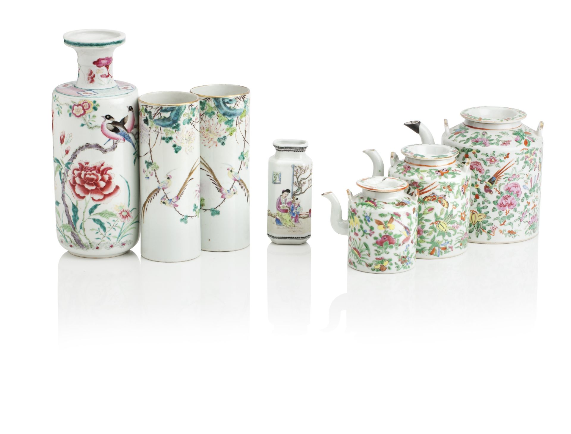 A PAIR OF CANTON FAMILLE ROSE PORCELAIN SLEEVE VASES (7)