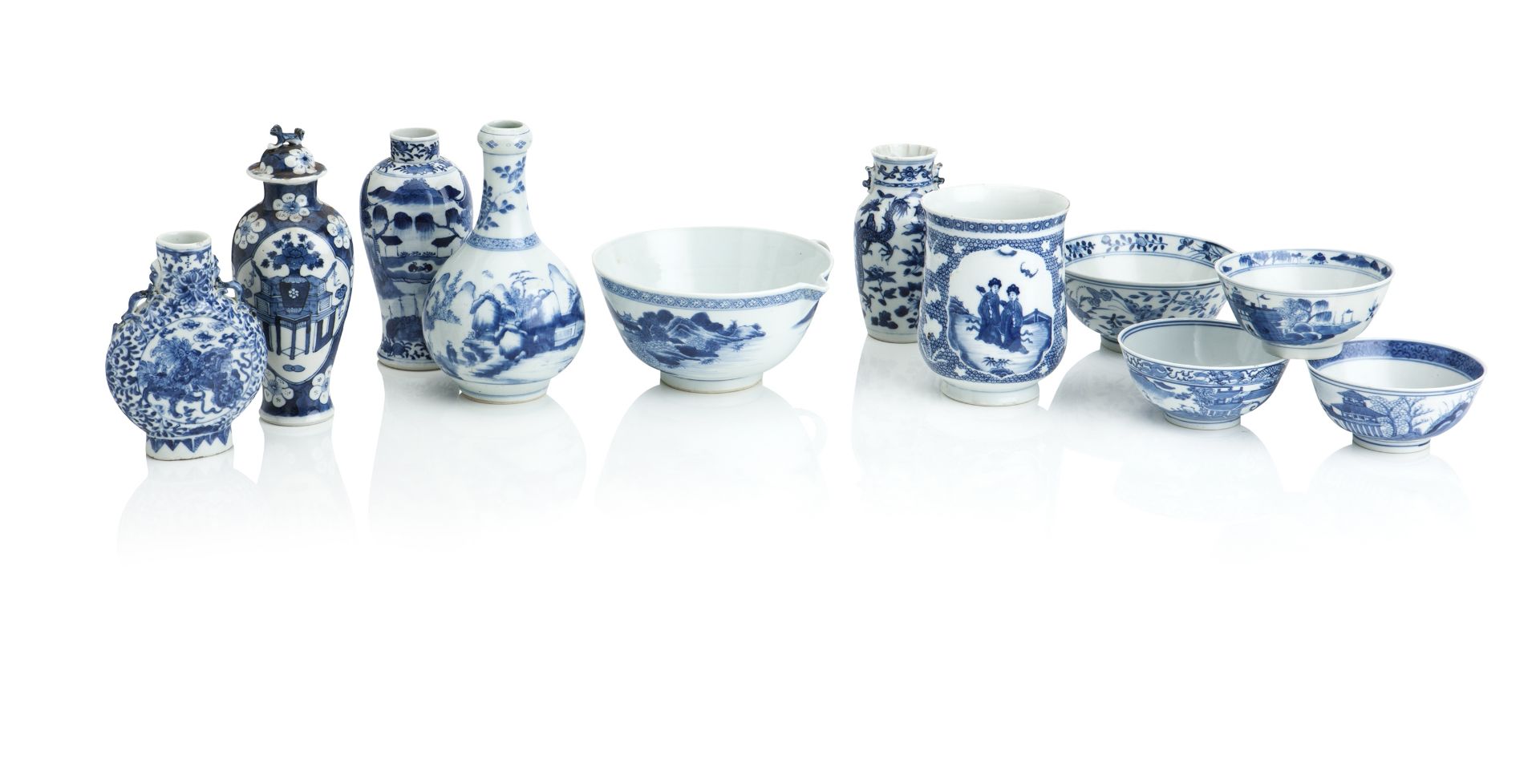 A COLLECTION OF CHINESE BLUE AND WHITE PORCELAIN 18th / 19th century (11)