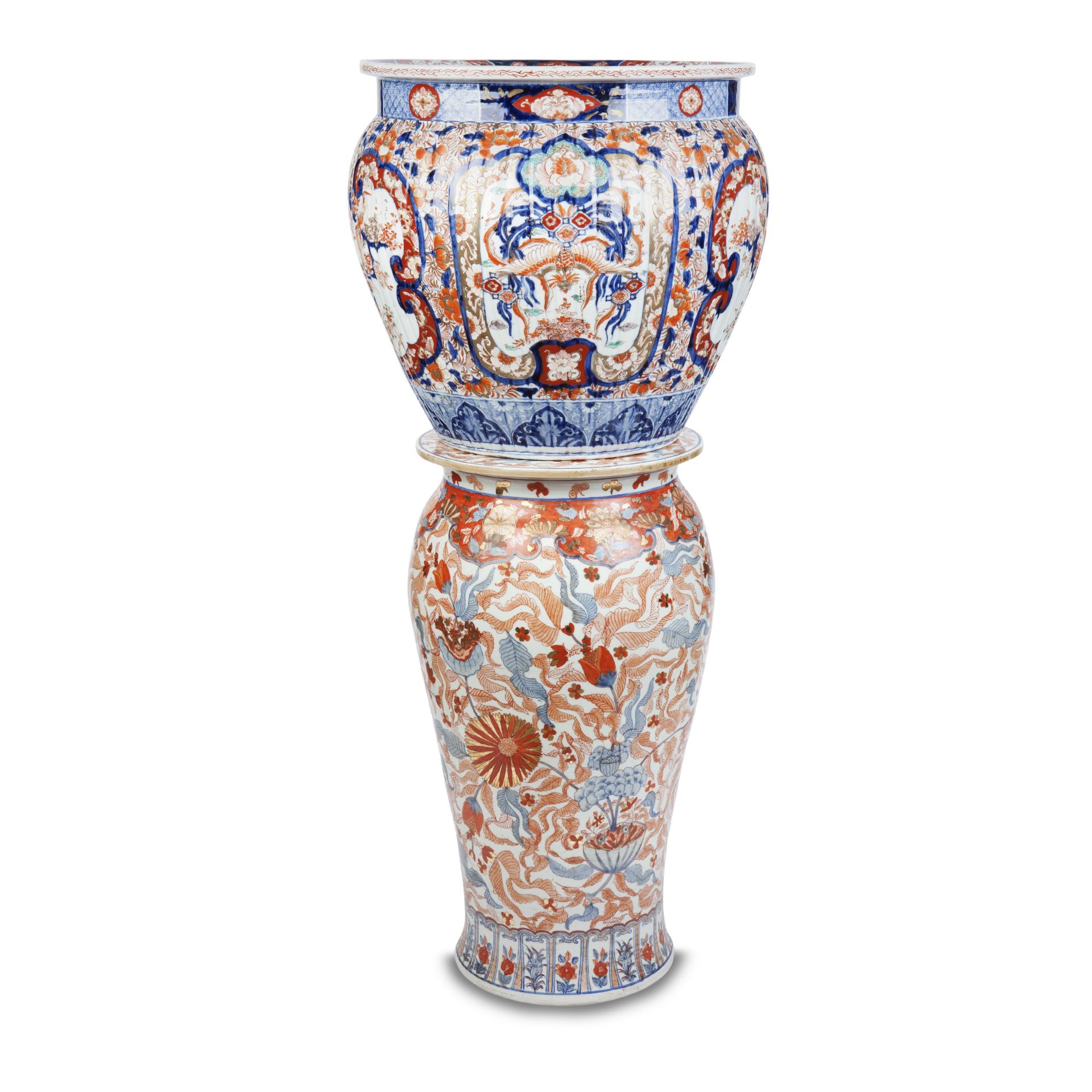A LARGE JAPANESE IMARI JARDINIERE AND A PEDESTAL STAND Late 19th / early 20th century (2)