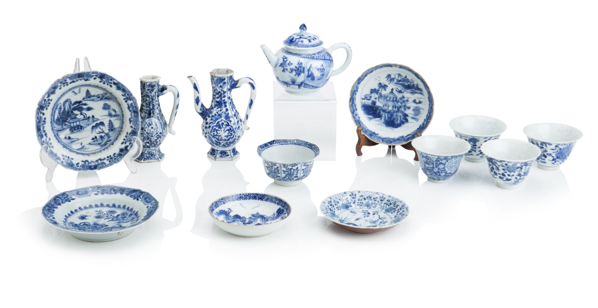 A COLLECTION OF 18TH CENTURY AND LATER CHINESE BLUE AND WHITE PORCELAIN (13)