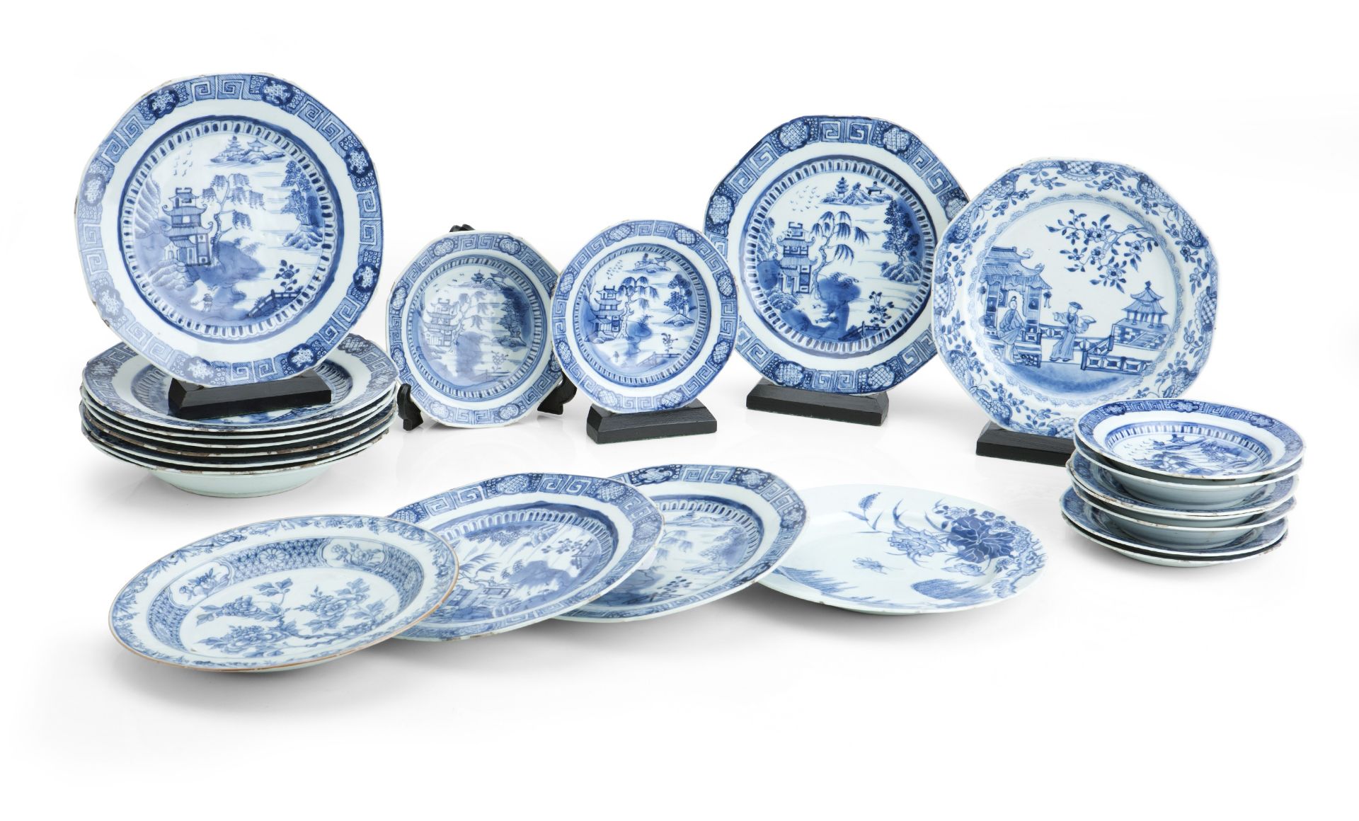 A COLLECTION OF CHINESE EXPORT BLUE AND WHITE PLATES 18th century (25)