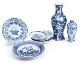 A COLLECTION OF BLUE AND WHITE PORCELAIN 18th/19th century (7)