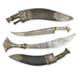 A 19TH CENTURY NEPALI KUKRI (4)