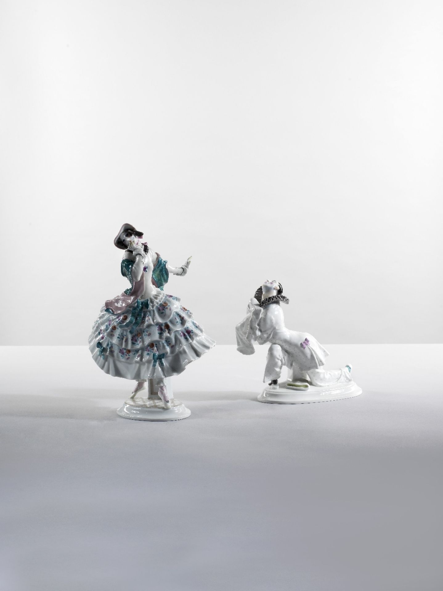 Suite de cinq personnages en porcelaine issus du ballet 'Le Carnaval' des Ballets Russes, circa 1... - Image 5 of 10