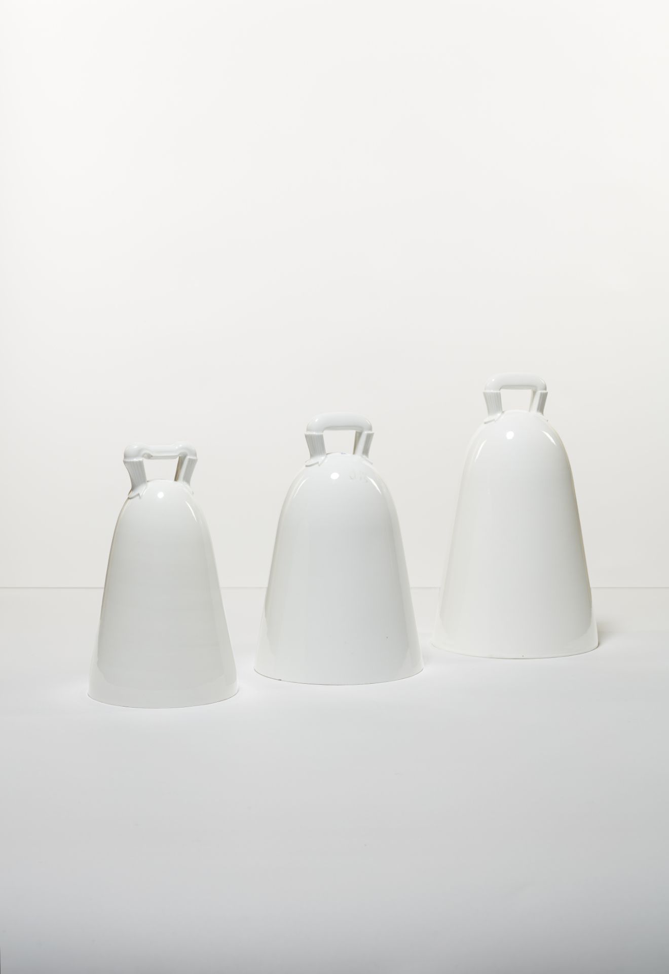 Trois cloches en porcelaine blanche, Meissen, circa 1934 Three Meissen porcelain bells in sizes,...