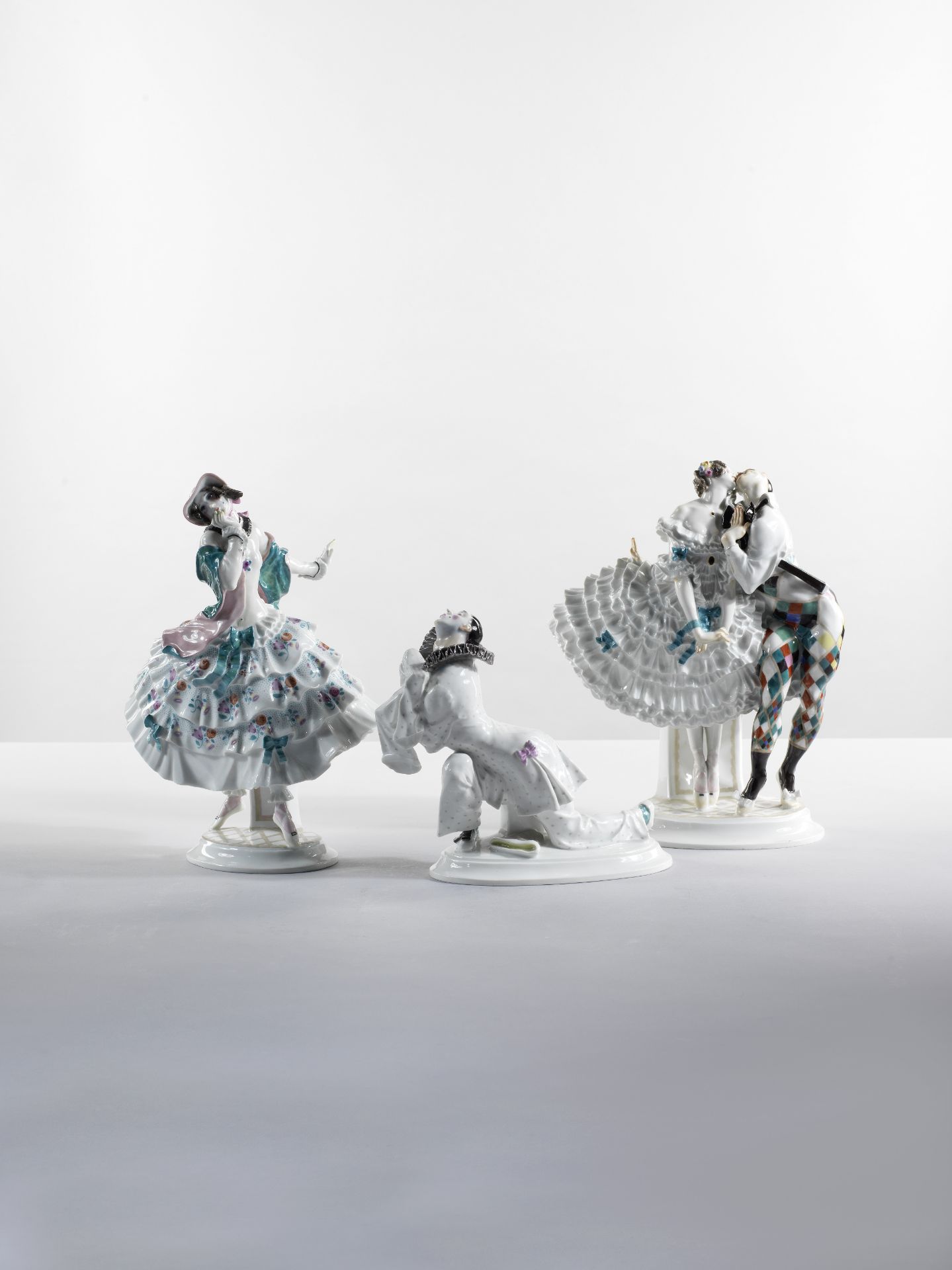 Suite de cinq personnages en porcelaine issus du ballet 'Le Carnaval' des Ballets Russes, circa 1...