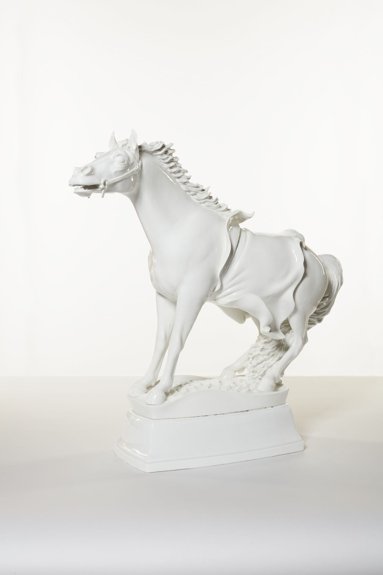 Tr&#232;s rare cheval en porcelaine blanche, Meissen, circa 1928, E.A A very rare Meissen large ...