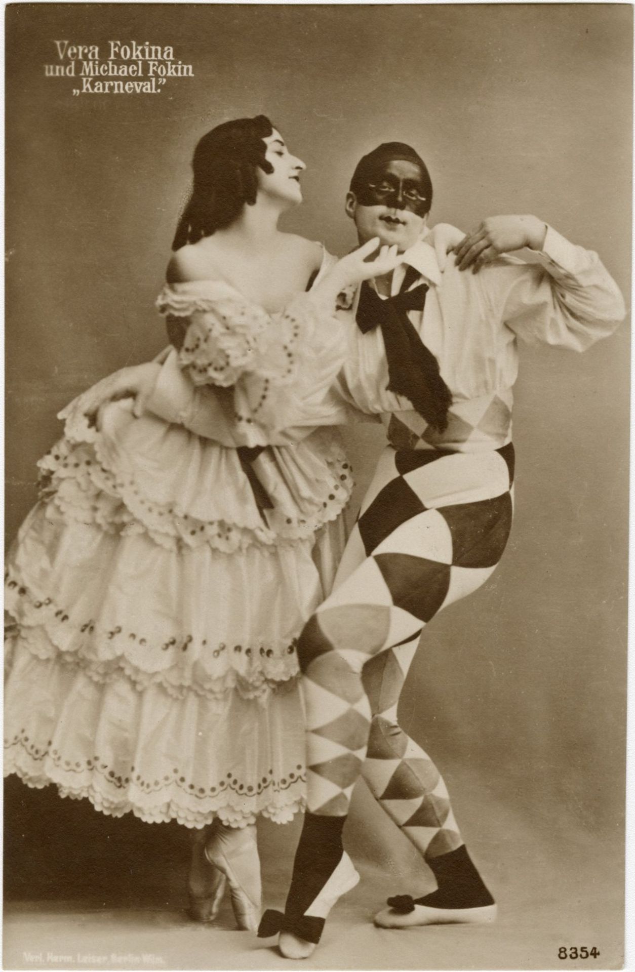Suite de cinq personnages en porcelaine issus du ballet 'Le Carnaval' des Ballets Russes, circa 1... - Image 10 of 10