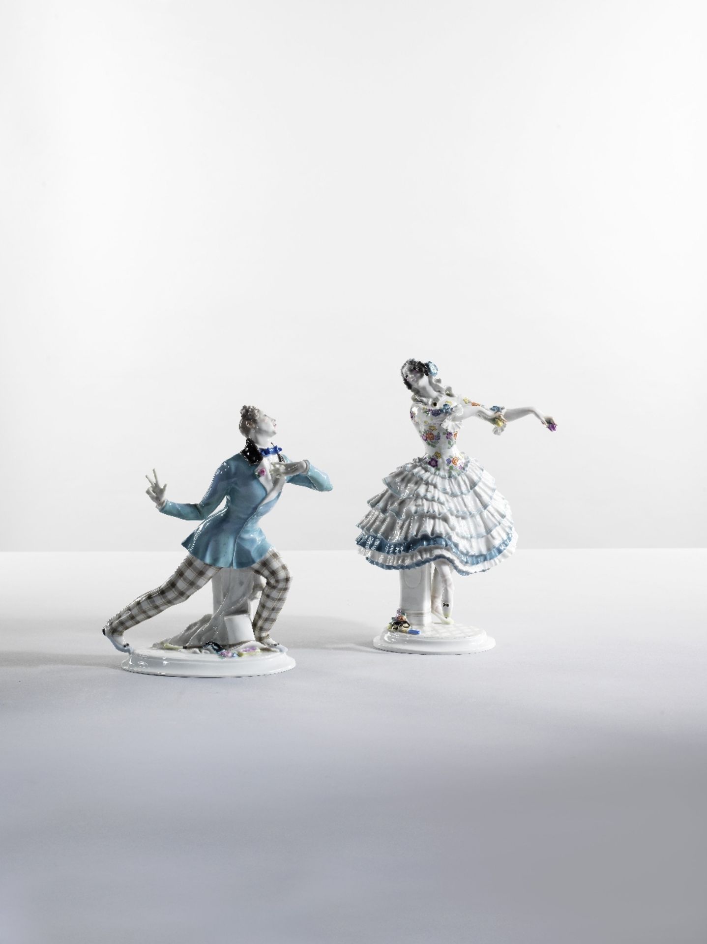 Suite de cinq personnages en porcelaine issus du ballet 'Le Carnaval' des Ballets Russes, circa 1... - Image 4 of 10