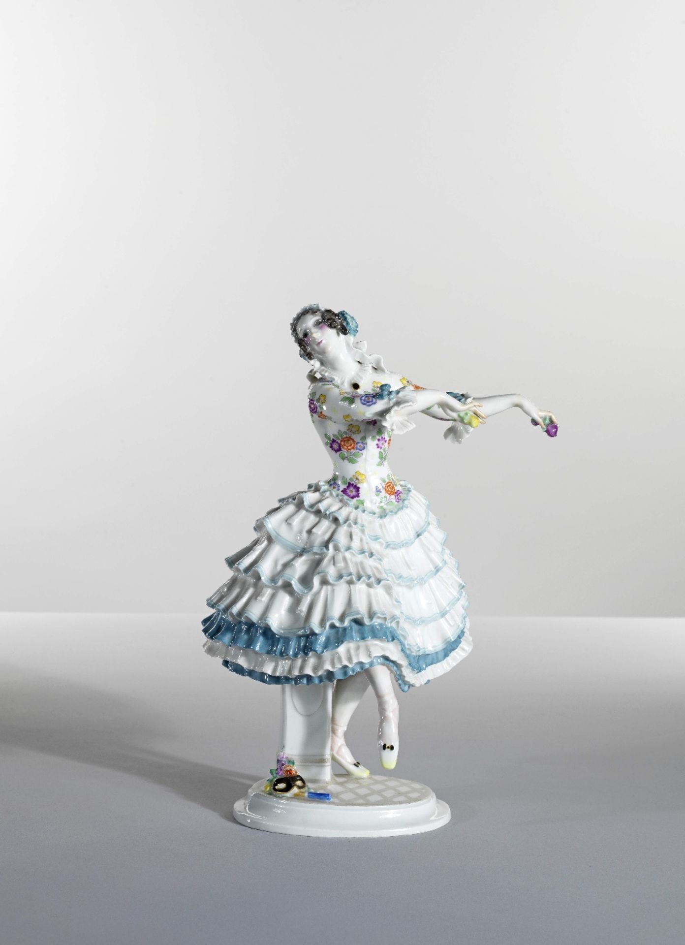 Suite de cinq personnages en porcelaine issus du ballet 'Le Carnaval' des Ballets Russes, circa 1... - Image 7 of 10