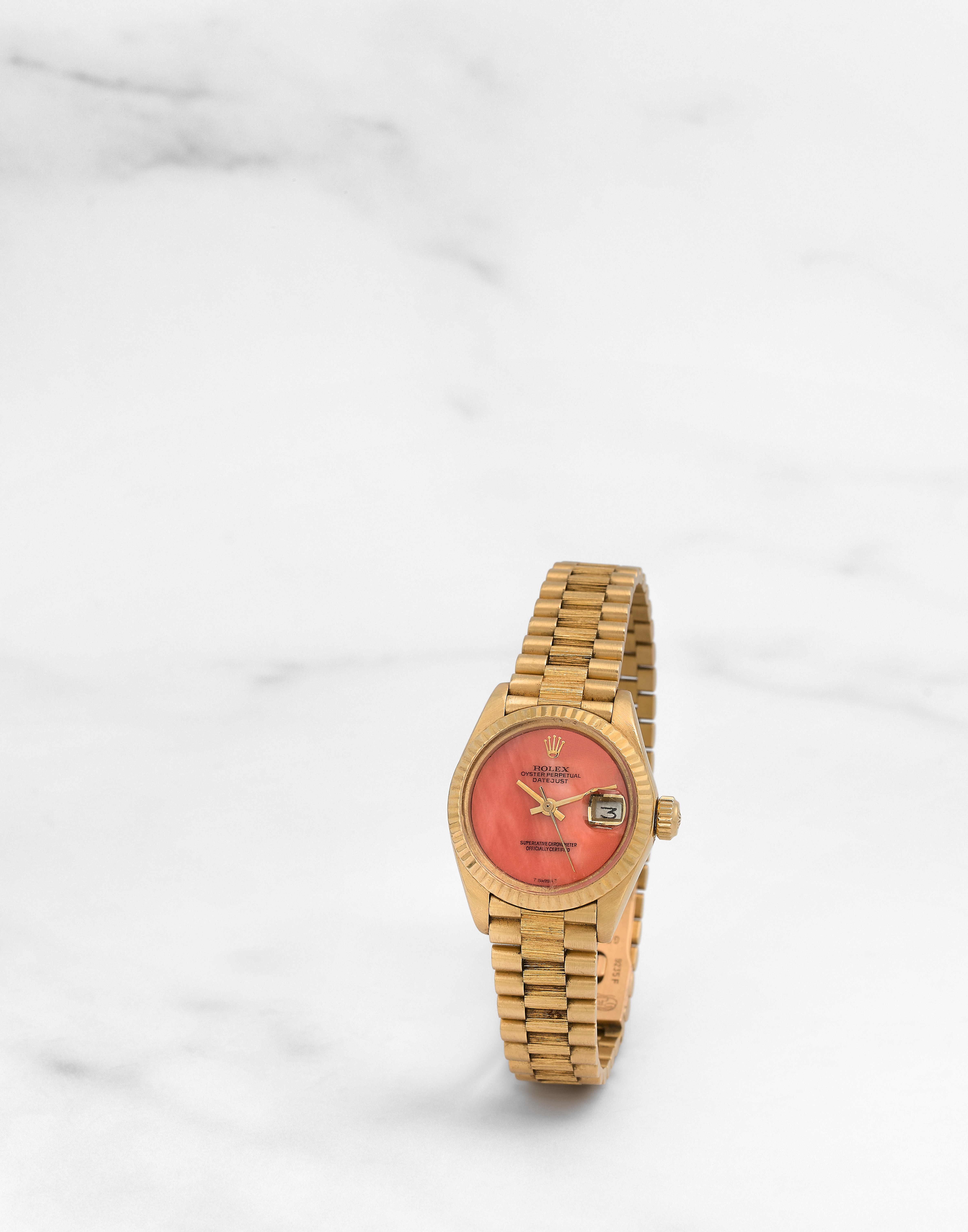 Rolex. Montre bracelet de dame en or jaune 18k (750) avec date et cadran corail mouvement automat...