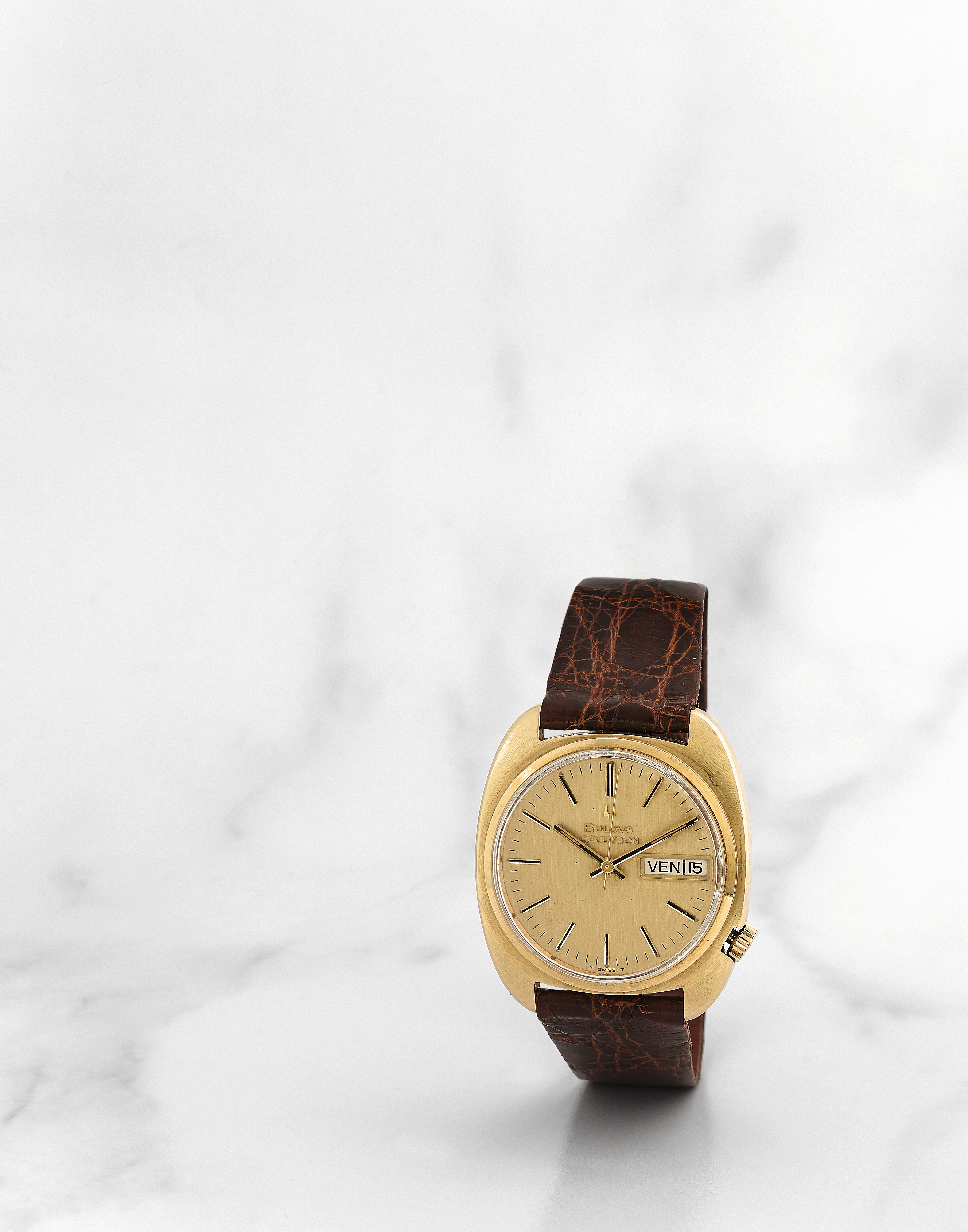 Bulova. Montre bracelet en or jaune 18K (750) avec jour et date mouvement &#233;lectronique Bulov...